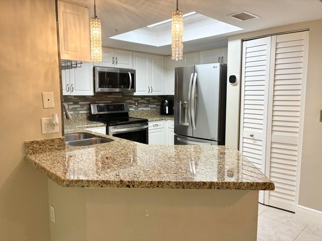 1000 CRESTWOOD Court S 1005, Royal Palm Beach, FL 33411