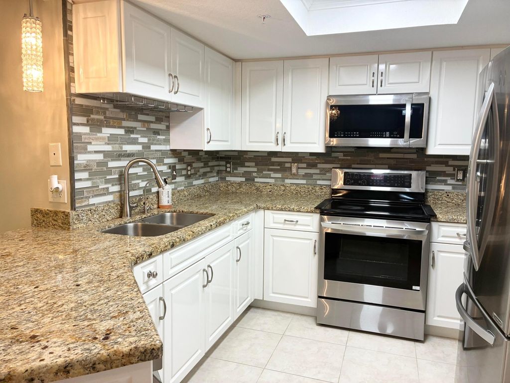 1000 CRESTWOOD Court S 1005, Royal Palm Beach, FL 33411