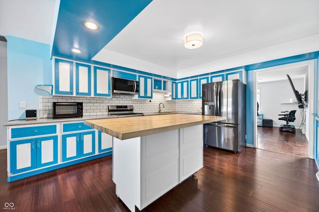 5230 Yellowwood Drive, Columbus, IN 47203