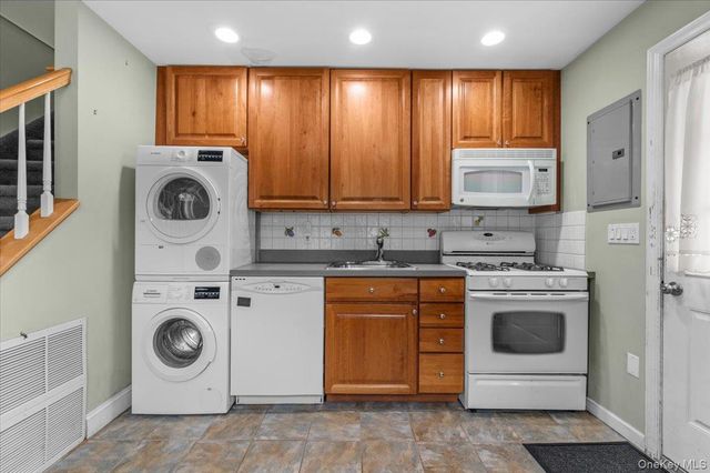 53 12th Street, Carle Place, NY 11514