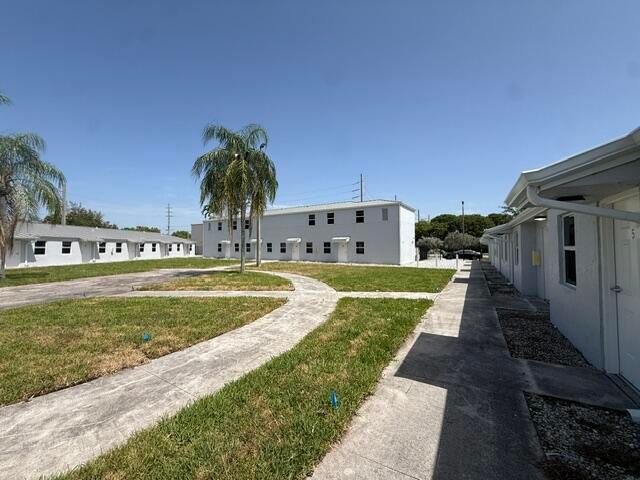 4393 Windsor Avenue 22, West Palm Beach, FL 33407