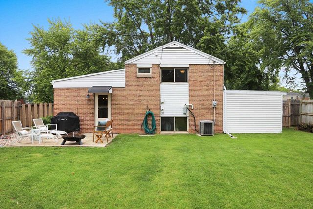 735 CARVER LANE, Menasha, WI 54952