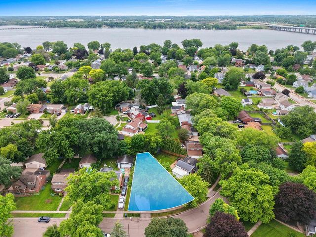 735 CARVER LANE, Menasha, WI 54952