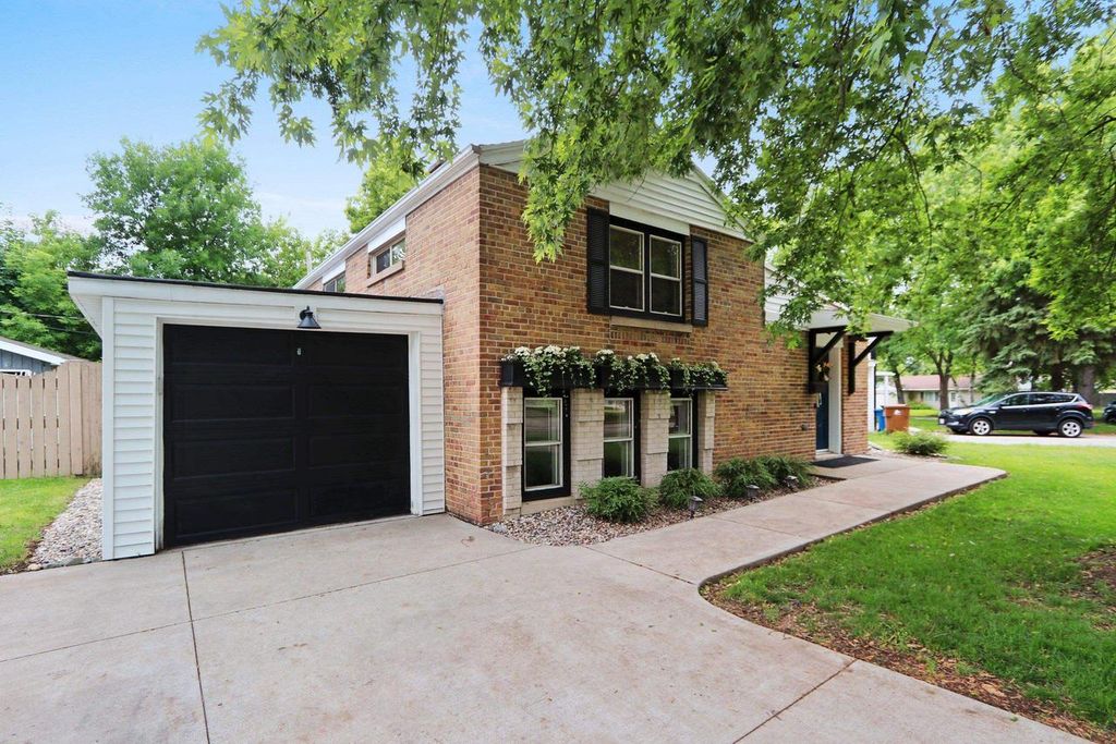 735 CARVER LANE, Menasha, WI 54952
