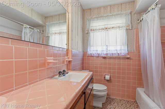 8801 Whitlock Avenue, Dearborn, MI 48126