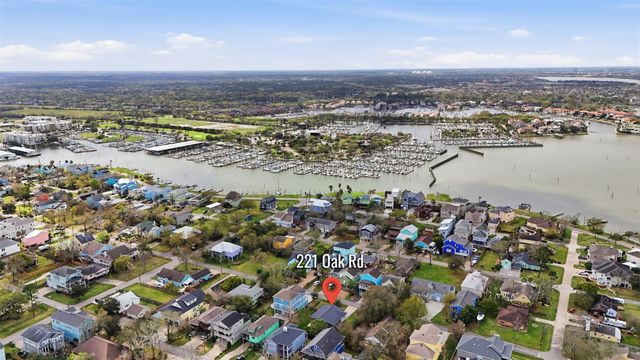 221 Oak Road, Clear Lake Shores, TX 77565