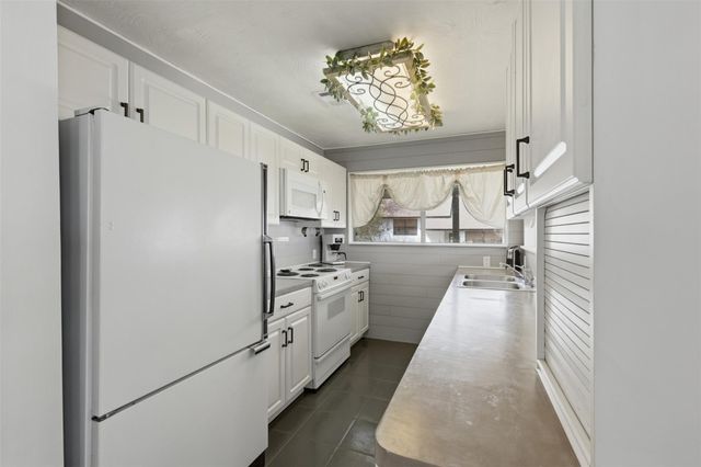 221 Oak Road, Clear Lake Shores, TX 77565