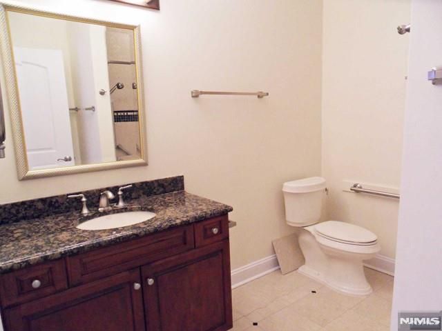 5 Tenakill Park E 106, Cresskill, NJ 07626