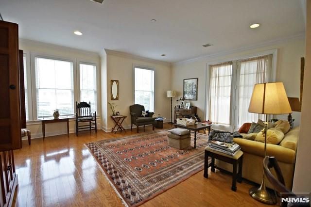 5 Tenakill Park E 106, Cresskill, NJ 07626