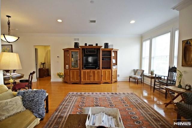 5 Tenakill Park E 106, Cresskill, NJ 07626