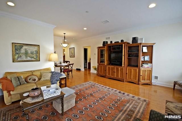 5 Tenakill Park E 106, Cresskill, NJ 07626