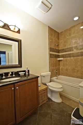 5 Tenakill Park E 106, Cresskill, NJ 07626