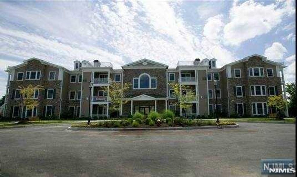 5 Tenakill Park E 106, Cresskill, NJ 07626