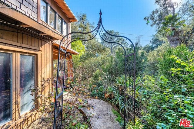 2452 Horse Shoe Canyon Road, Los Angeles, CA 90046