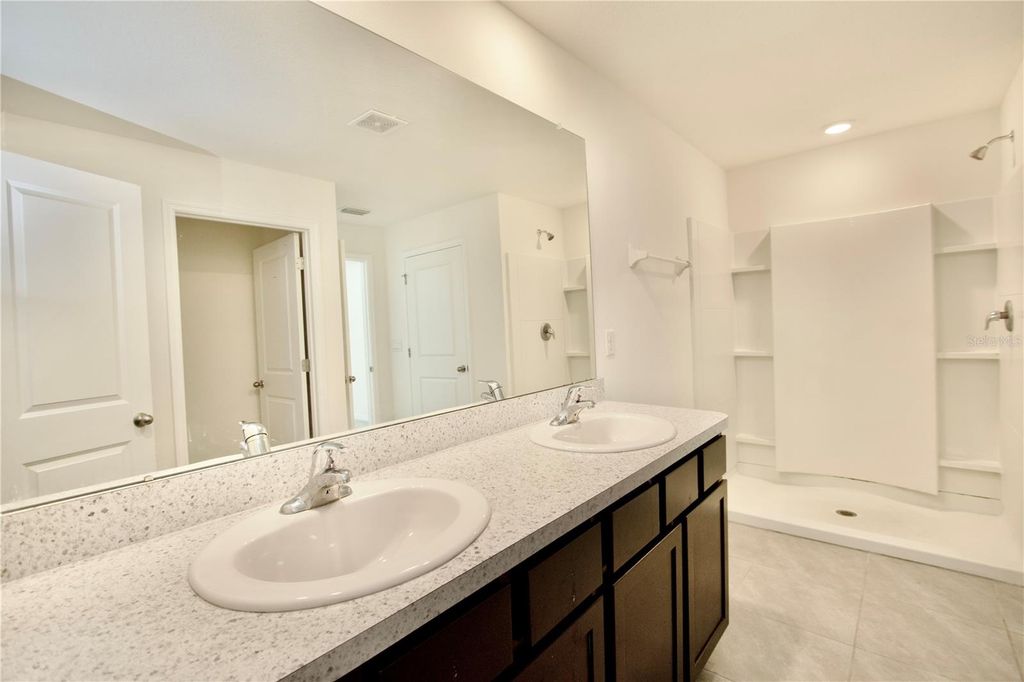 Image 16 of property listing at 13648 WHISKEY DAISY DRIVE, Dade City, FL 33525