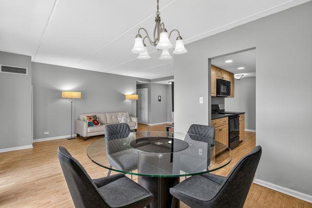 6340 Americana Drive 1101, Willowbrook, IL 60527