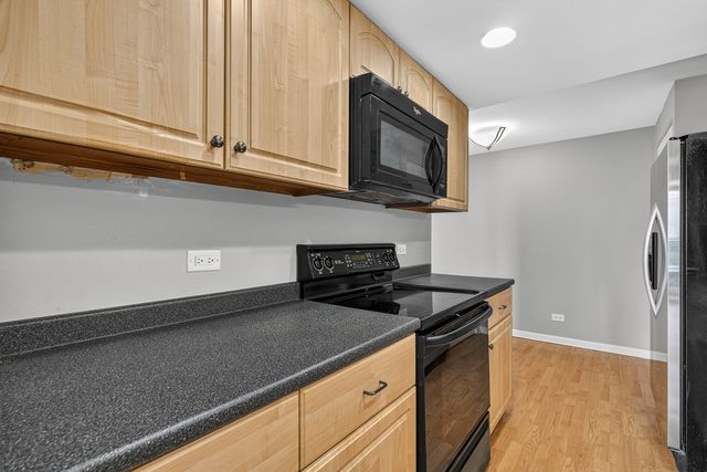 6340 Americana Drive 1101, Willowbrook, IL 60527