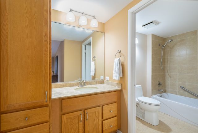 6340 Americana Drive 1101, Willowbrook, IL 60527