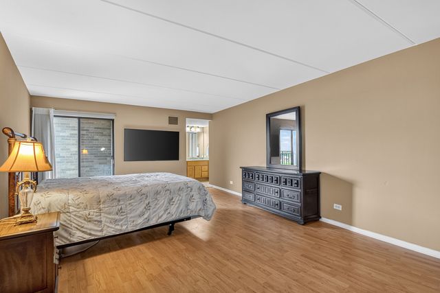 6340 Americana Drive 1101, Willowbrook, IL 60527