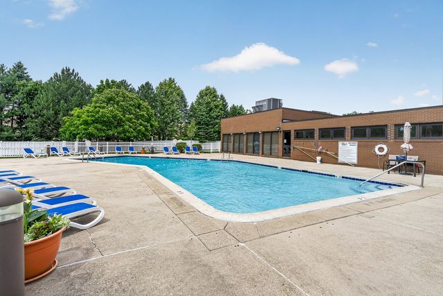 6340 Americana Drive 1101, Willowbrook, IL 60527