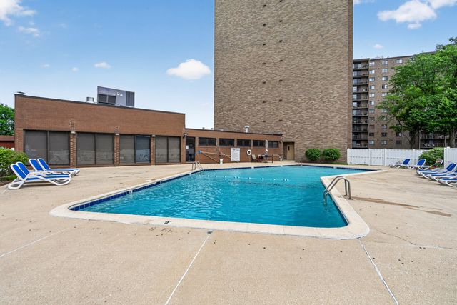 6340 Americana Drive 1101, Willowbrook, IL 60527