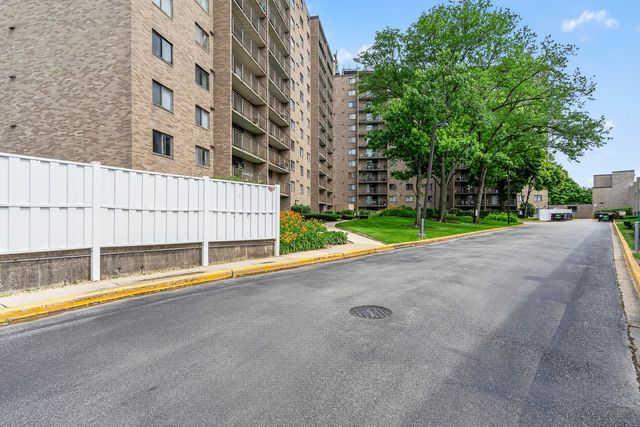 6340 Americana Drive 1101, Willowbrook, IL 60527