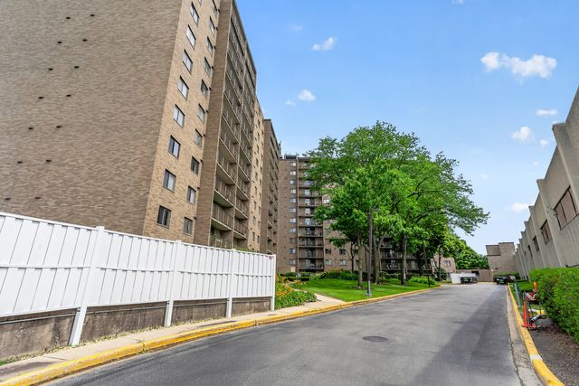 6340 Americana Drive 1101, Willowbrook, IL 60527