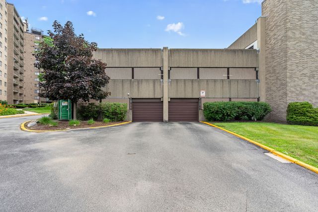 6340 Americana Drive 1101, Willowbrook, IL 60527