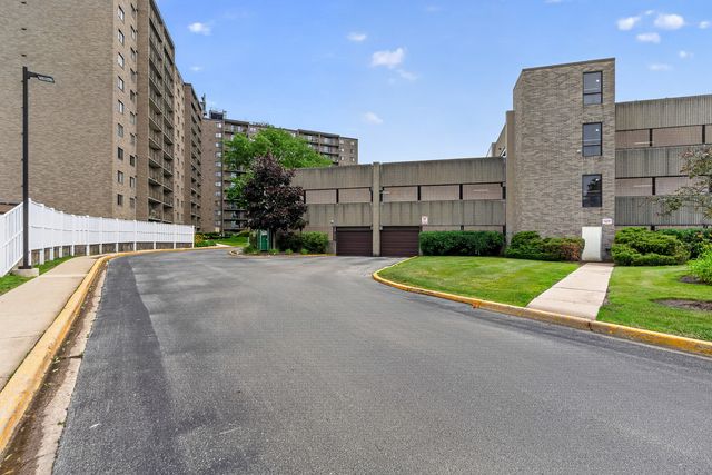 6340 Americana Drive 1101, Willowbrook, IL 60527