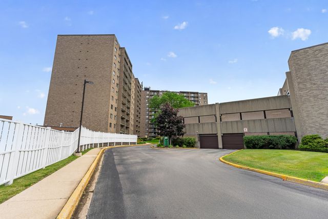 6340 Americana Drive 1101, Willowbrook, IL 60527