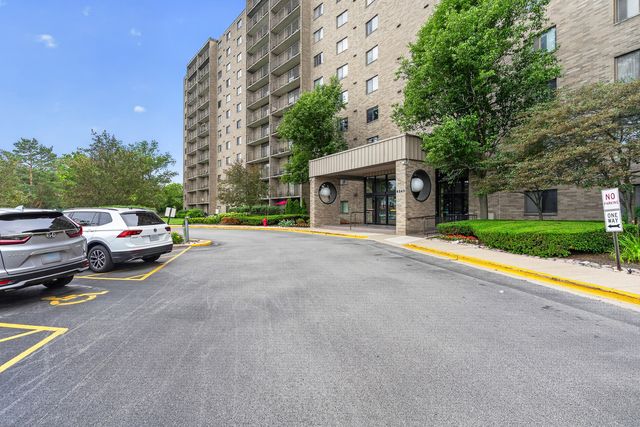 6340 Americana Drive 1101, Willowbrook, IL 60527