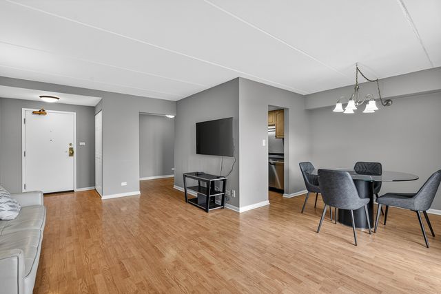 6340 Americana Drive 1101, Willowbrook, IL 60527