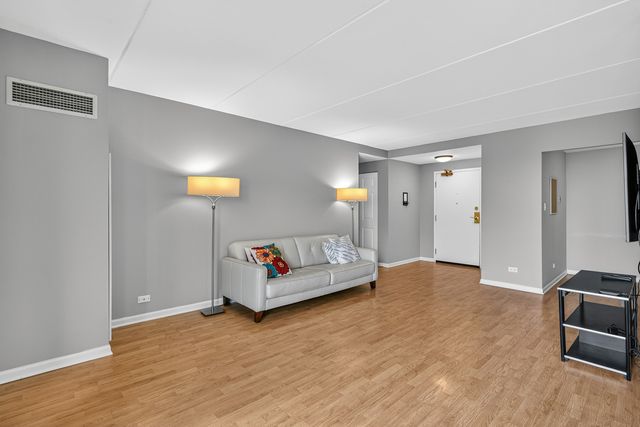 6340 Americana Drive 1101, Willowbrook, IL 60527