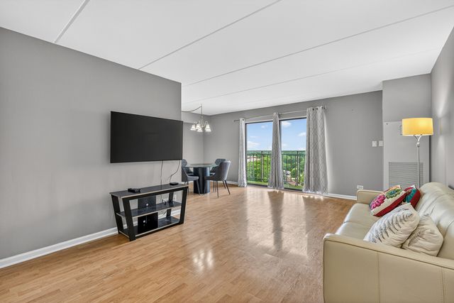 6340 Americana Drive 1101, Willowbrook, IL 60527