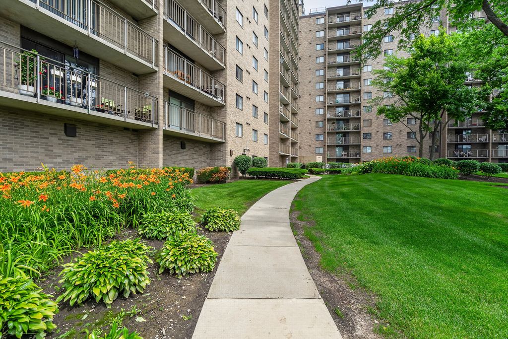 6340 Americana Drive 1101, Willowbrook, IL 60527