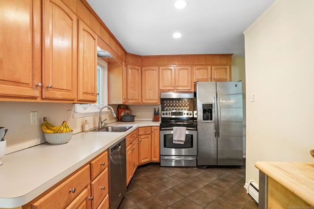 27 Poplar Street, Trumbull, CT 06611