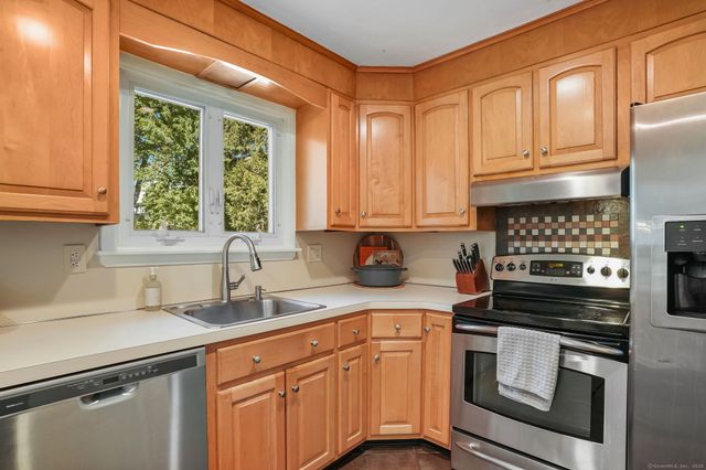 27 Poplar Street, Trumbull, CT 06611