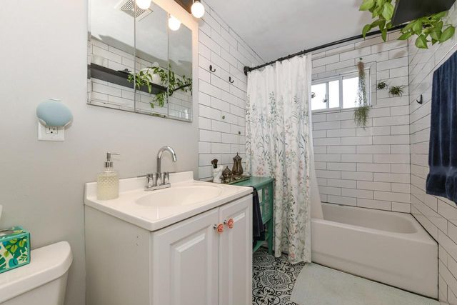 3544 S Howell AVENUE, Milwaukee, WI 53207