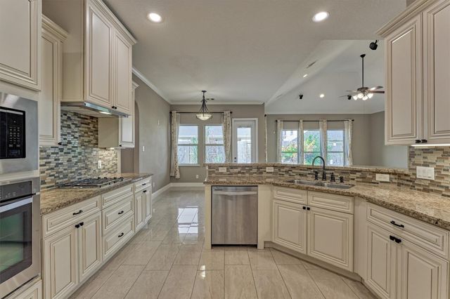 106 Bella Luce, Shenandoah, TX 77381