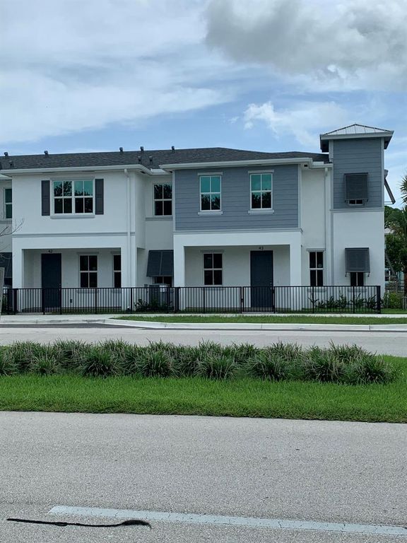 747 SE Central Parkway 42, Stuart, FL 34994
