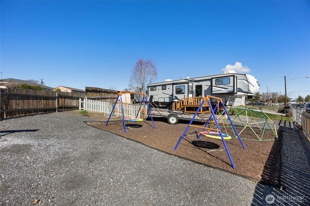 1042 W Charlotte Street, Moses Lake, WA 98837