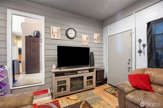 1042 W Charlotte Street, Moses Lake, WA 98837