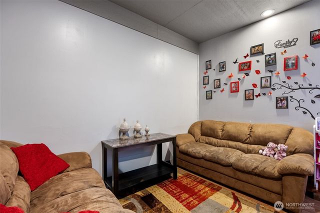 1042 W Charlotte Street, Moses Lake, WA 98837