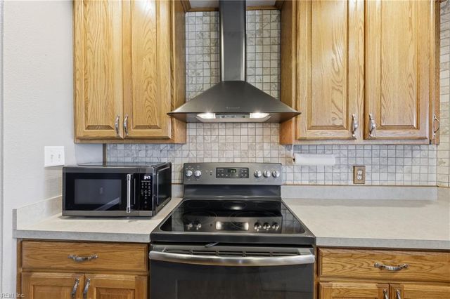 16 Holland DR, Windsor, VA 23487