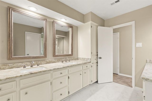7231 Granvia Dr, Houston, TX 77083