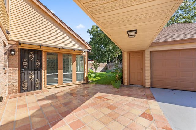 7231 Granvia Dr, Houston, TX 77083