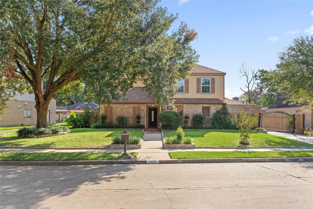 7231 Granvia Dr, Houston, TX 77083