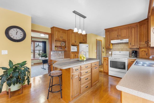 1955 W BARABOO CIRCLE, De Pere, WI 54115