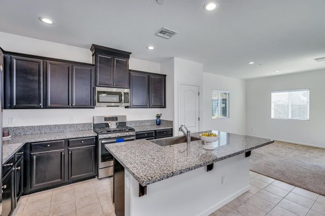 860 Fritz Dr, Los Banos, CA 93635