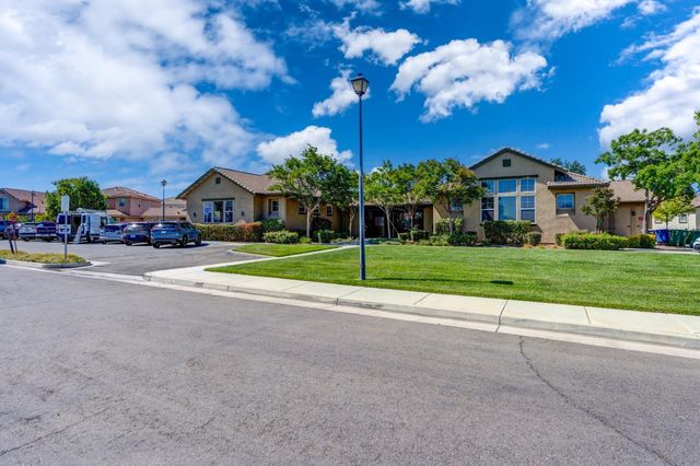 860 Fritz Dr, Los Banos, CA 93635